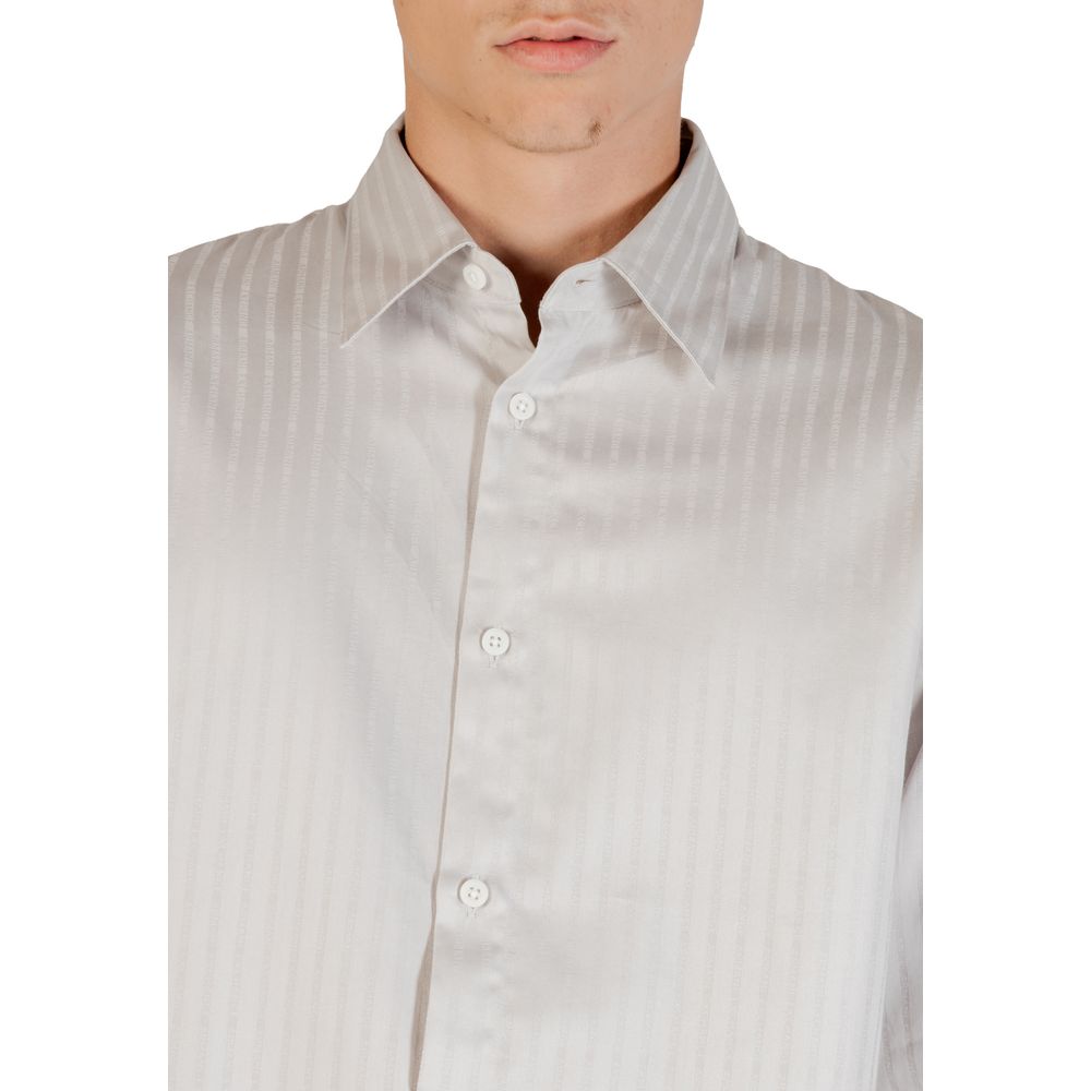 Chemise grise en coton à motif Armani Exchange, vue de face, détails du tissu et col visible.