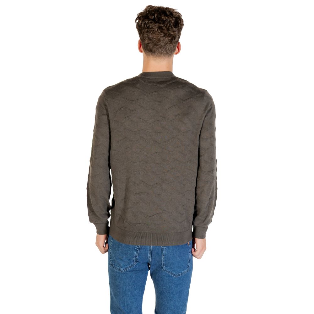 Sweat-shirt vert Armani Exchange en marabou avec logo, doux et confortable, porté sur un mannequin.