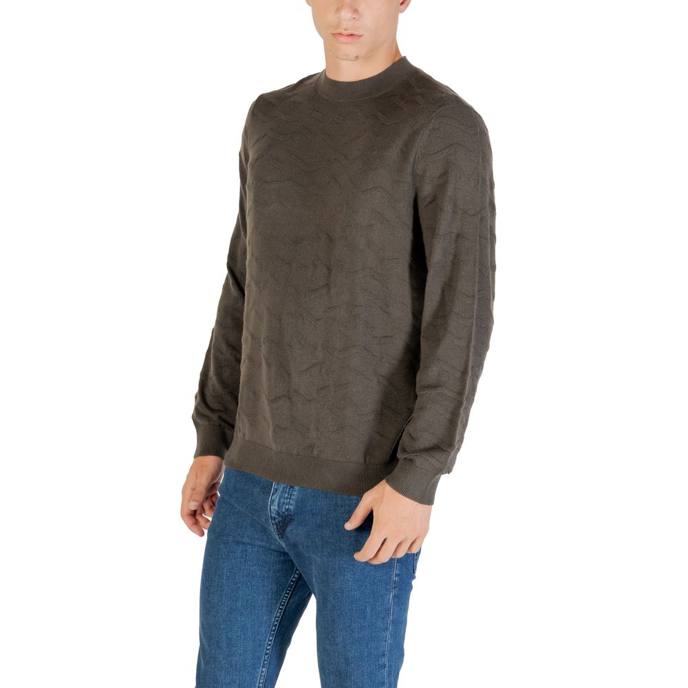 Sweat-shirt vert Armani Exchange en marabou, décontracté avec logo brodé, porté sur un mannequin.