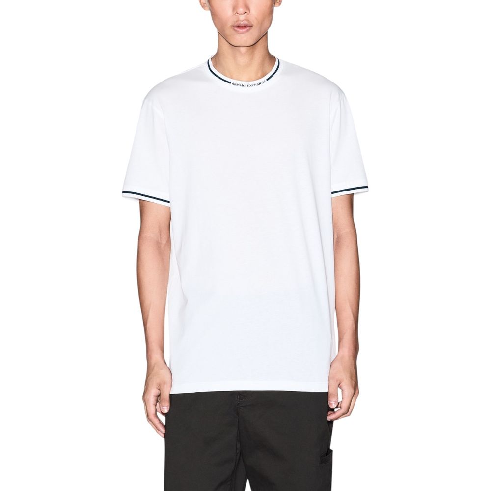 T-shirt blanc en coton Armani Exchange, coupe classique, avec logo discret sur la poitrine, vue de face.
