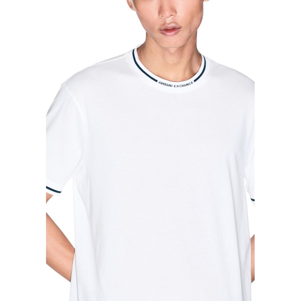 T-shirt blanc en coton de la marque Armani Exchange, coupe classique et logo discret visible sur l'image.