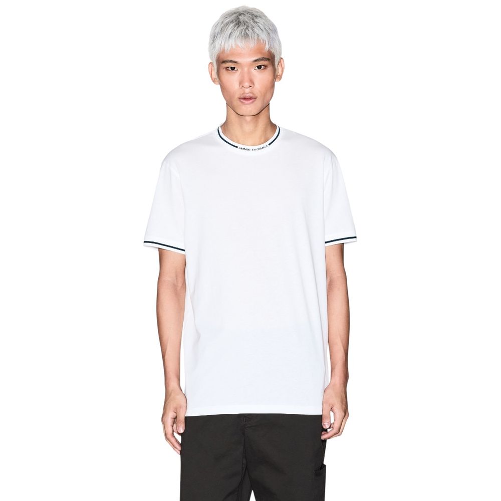 T-shirt blanc en coton Armani Exchange porté, vue de face, avec logo discret sur la poitrine, pour homme ou femme.