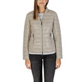 Manteau beige en polyamide de la marque Armani Exchange, coupe élégante avec fermeture éclair et col montant.