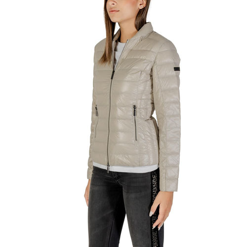 Manteau beige en polyamide de Armani Exchange, vu en gros plan, avec détails de la texture et du design.