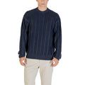 Sweatshirt en coton bleu de Hugo Boss, coupe classique, avec logo discret sur la poitrine, vue de face.
