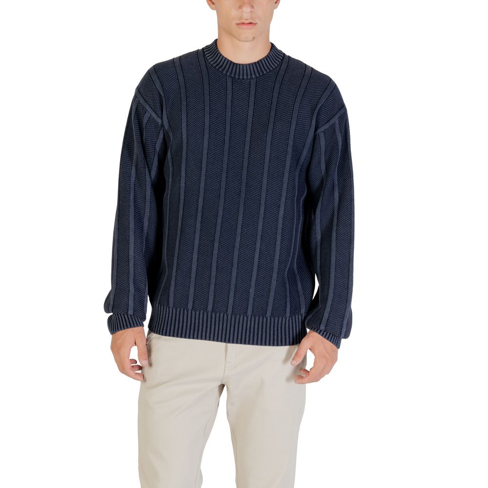 Sweatshirt en coton bleu de Hugo Boss, coupe classique, avec logo discret sur la poitrine, vue de face.