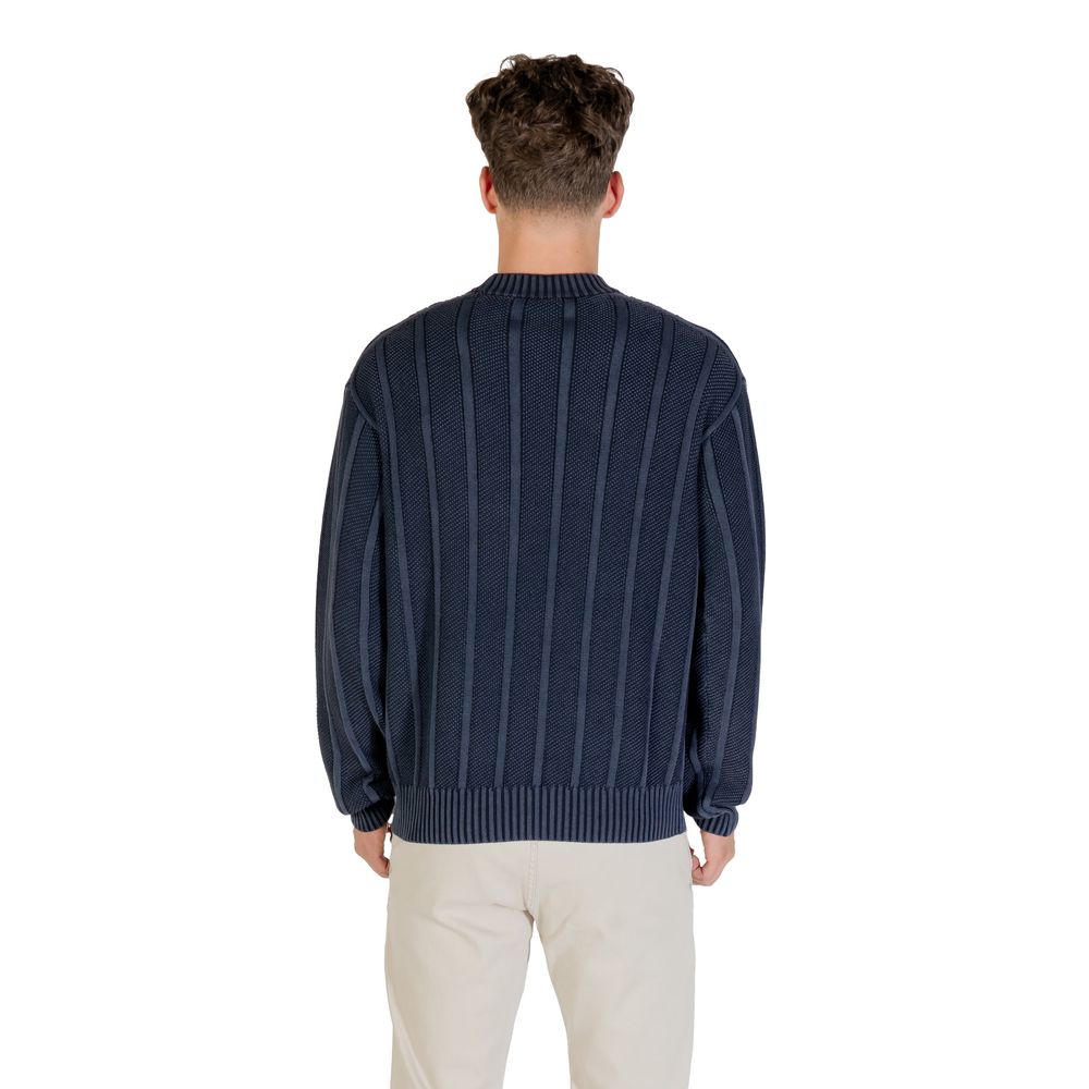 Sweat-shirt en coton bleu de la marque Hugo Boss, style décontracté avec logo discret, porté sur un mannequin.