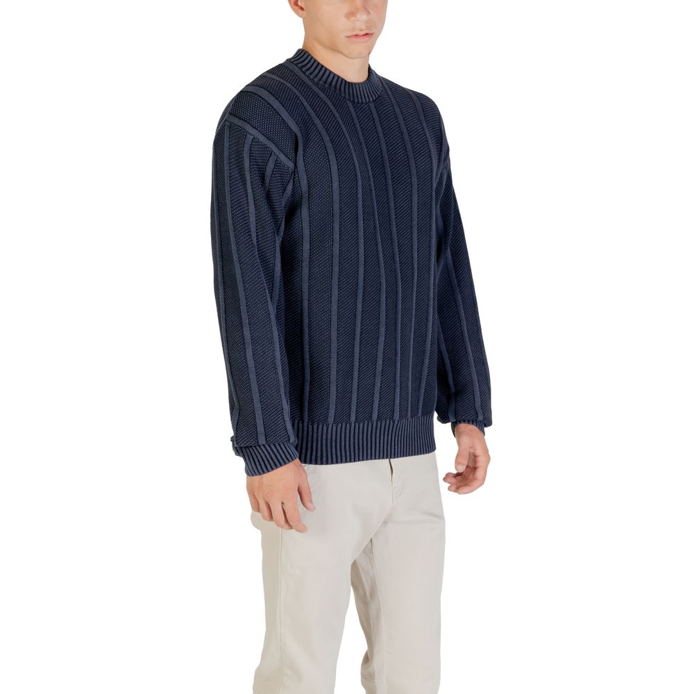 Sweatshirt en coton bleu de la marque Hugo Boss, coupe décontractée, avec logo discret sur la poitrine.