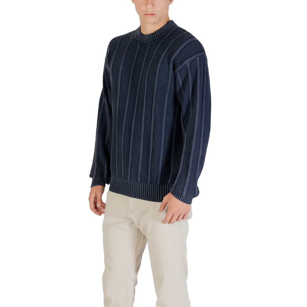 Sweat-shirt en coton bleu de la marque Hugo Boss, coupe décontractée et design élégant visible sur l'image.