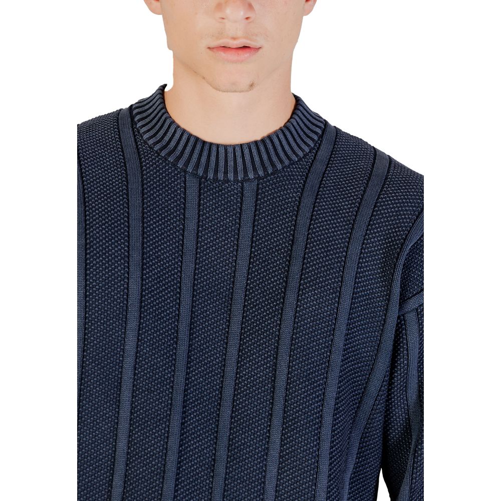Sweatshirt en coton bleu de la marque Hugo Boss, coupe décontractée et détails modernes, vue de face.