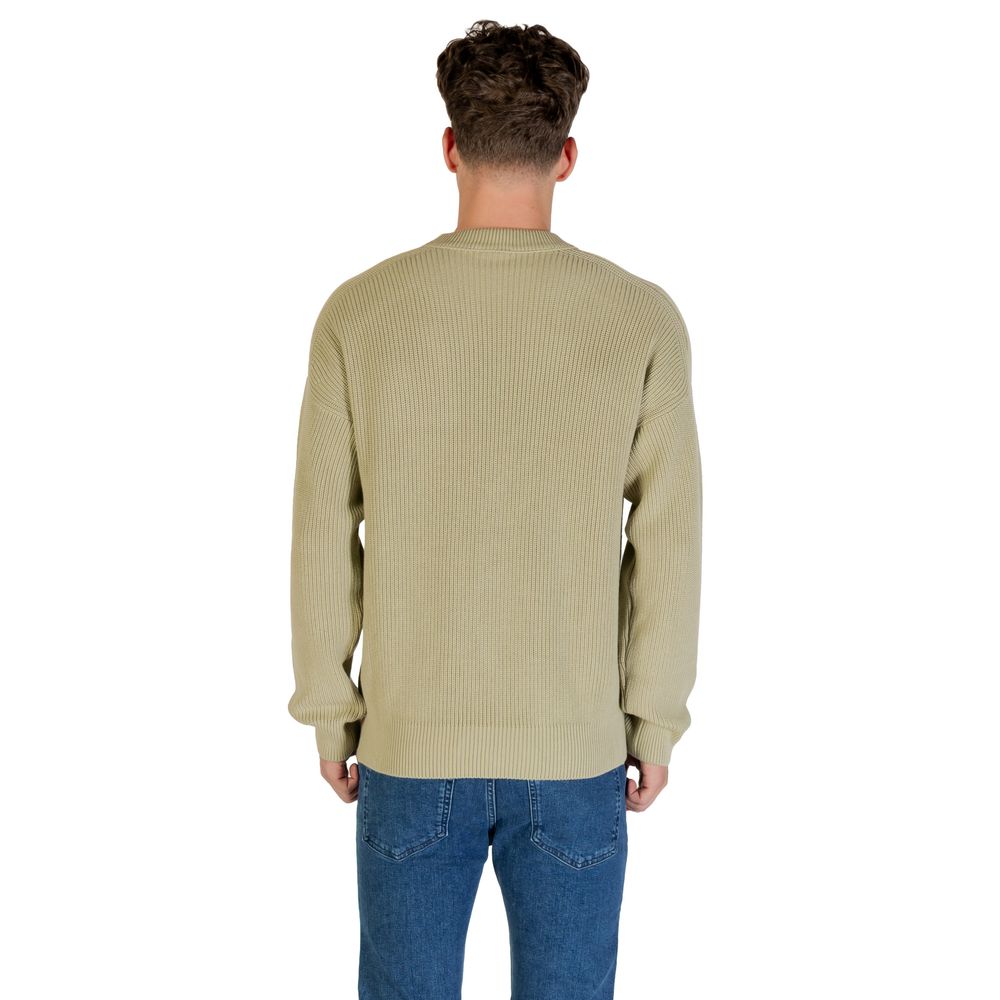 Sweat-shirt en coton vert de Hugo Boss, coupe classique, avec logo discret sur la poitrine, porté sur un mannequin.