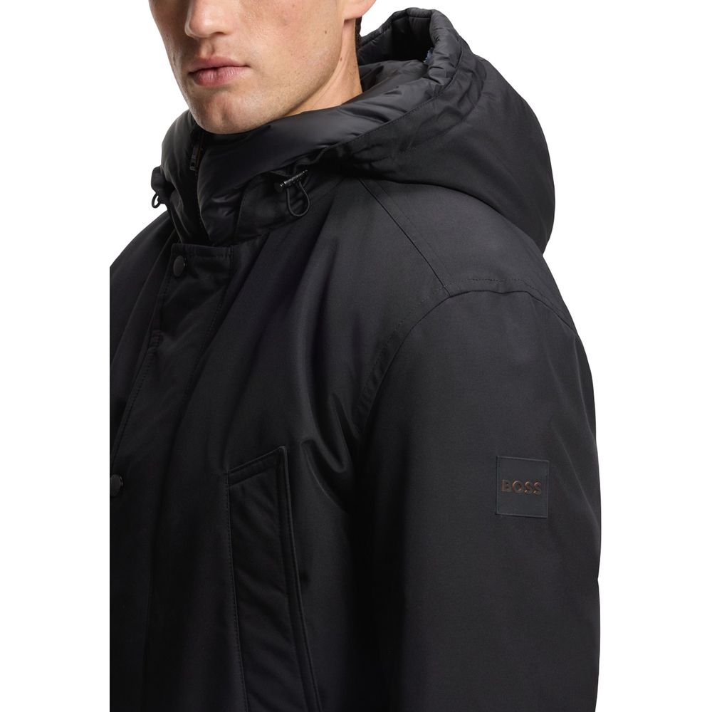 Veste longue en polyester noire de Hugo Boss, style élégant et moderne, avec fermeture éclair et col montant visible.
