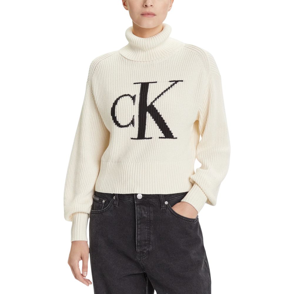 Sweat-shirt en coton beige de Calvin Klein Jeans avec logo discret, porté, vue de face.