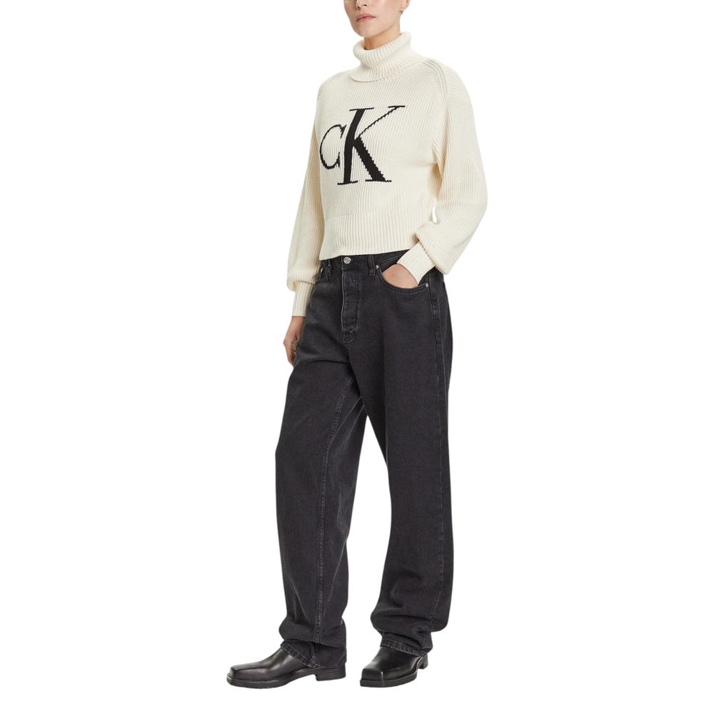Sweatshirt beige en coton de Calvin Klein Jeans, vue de face, avec logo discret sur la poitrine.