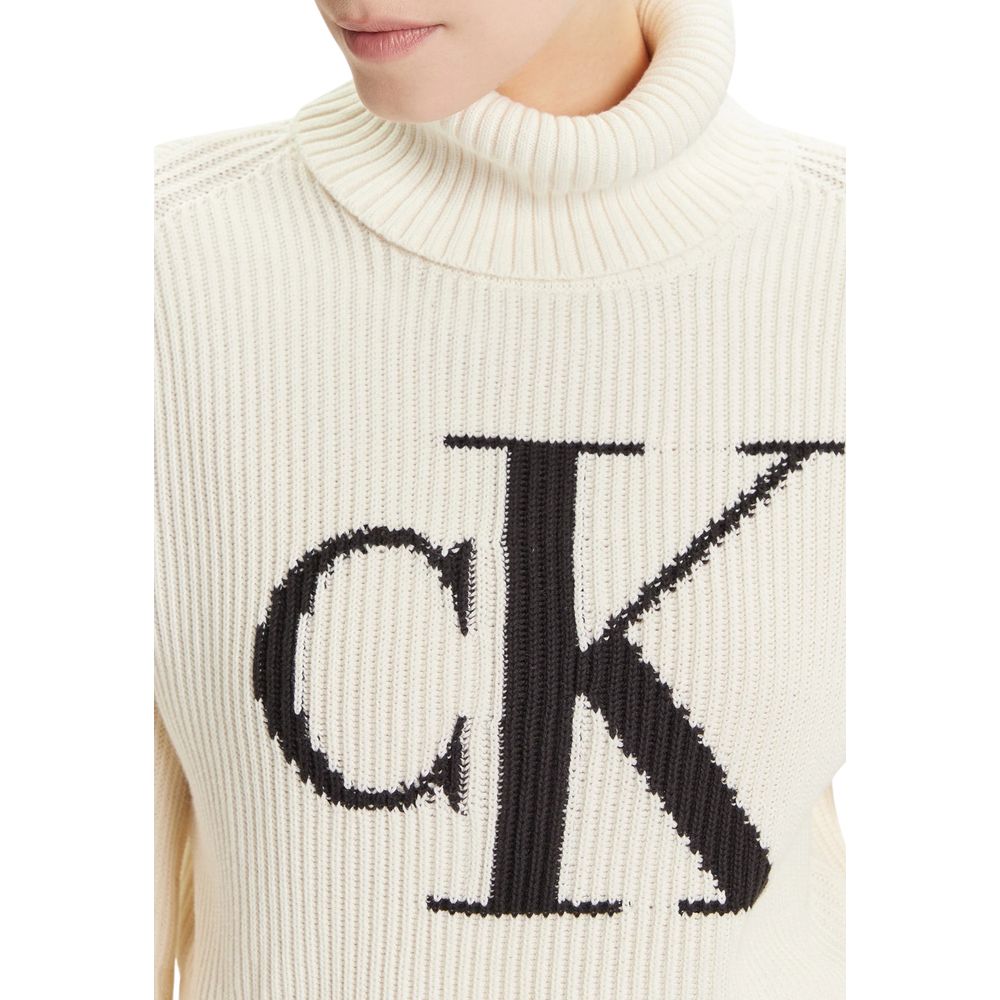 Sweatshirt beige en coton de Calvin Klein Jeans, à capuche et logo discret, portée sur un mannequin.