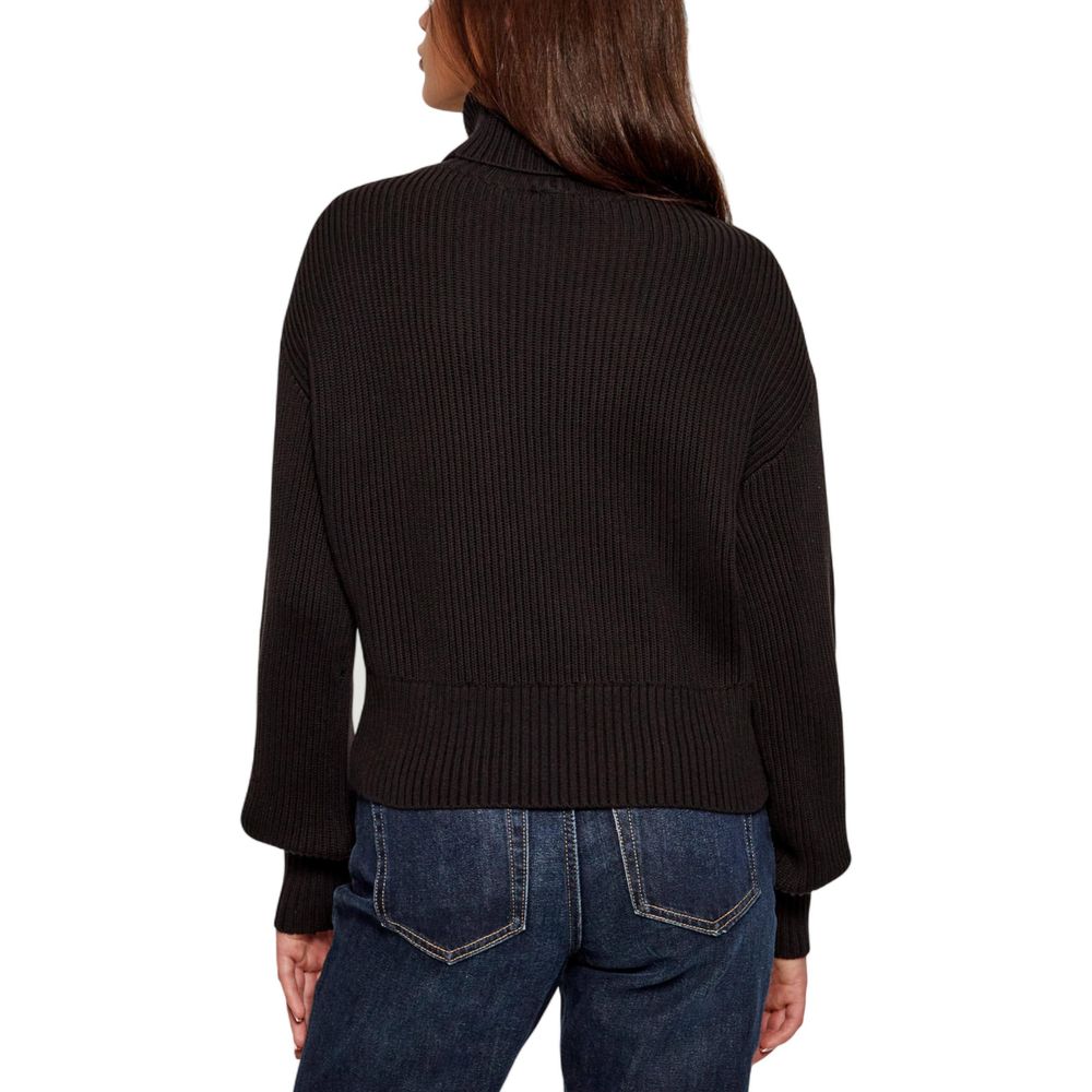 Sweat-shirt en coton noir de Calvin Klein Jeans, décontracté, avec logo discret, porté contre un fond neutre.