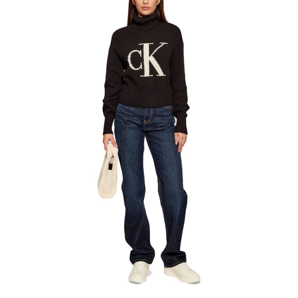 Sweat-shirt en coton noir de Calvin Klein Jeans, à col rond et logo discret, porté sur un mannequin.