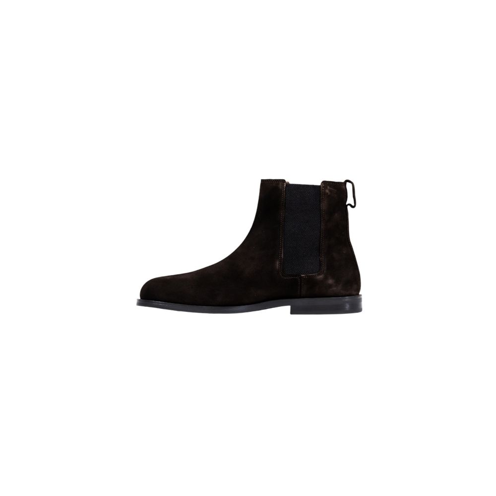 Bottes Chelsea en daim marron de Calvin Klein, style élégant et moderne, avec semelle en cuir et design classique.