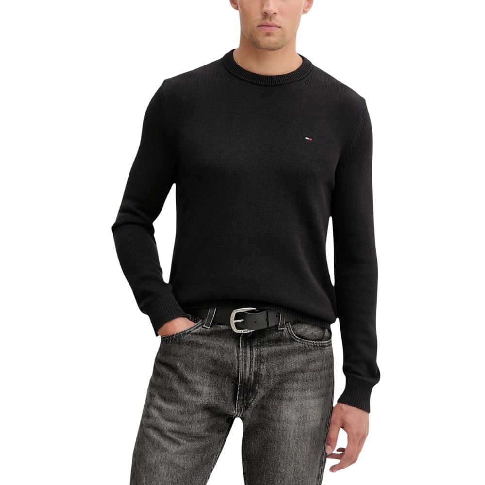 Pull noir en coton bio de Tommy Hilfiger Jeans, sweat-shirt décontracté, avec logo discret et coupe classique visible dessus.
