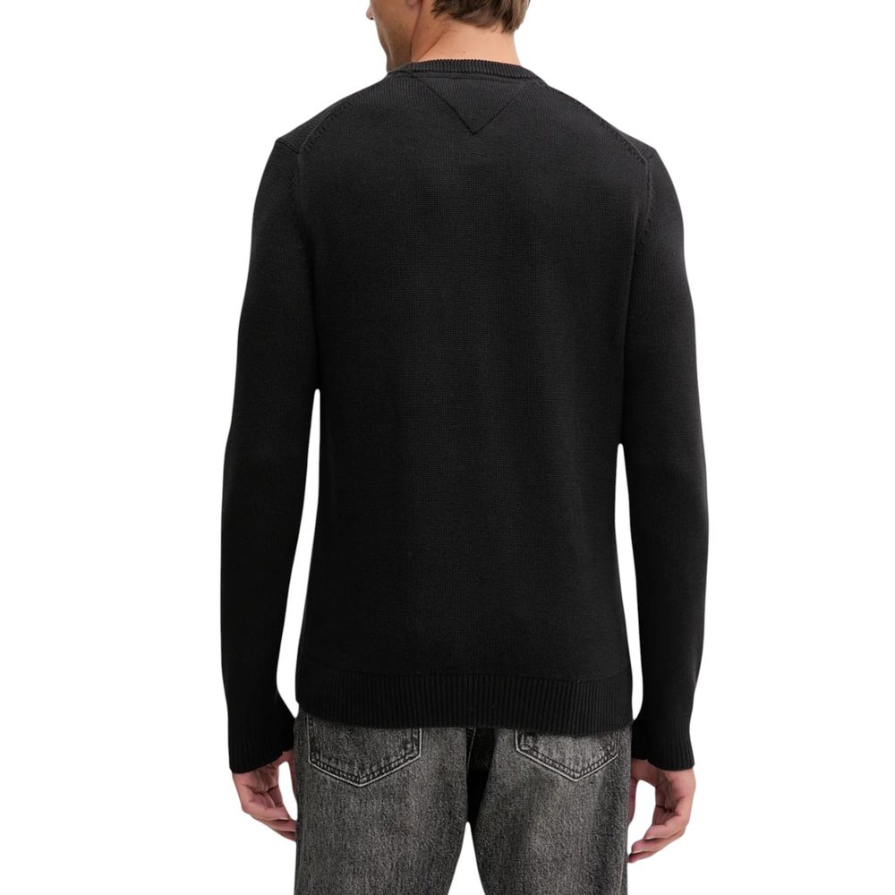 Pull à capuche Tommy Hilfiger Jeans en coton biologique noir, style décontracté et confortable, visible avec logo sur la poitrine.