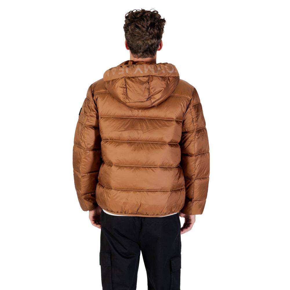 Blouson en polyamide marron de Tommy Hilfiger Jeans, vue de face avec col et fermeture éclair visible.