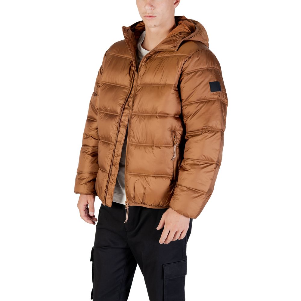 Manteau en polyamide marron Tommy Hilfiger Jeans avec capuche et fermetures éclair, porté par un mannequin.