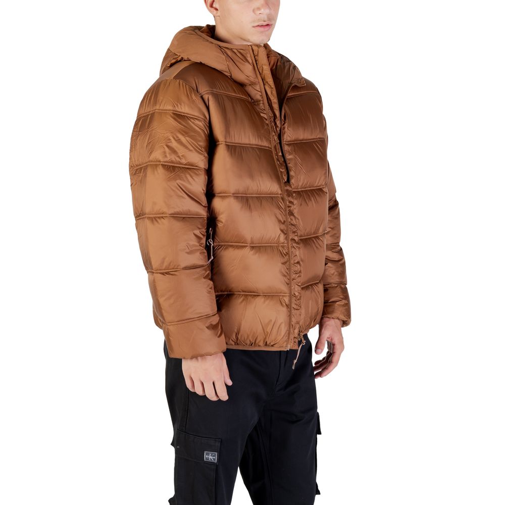 Veste en polyamide marron de Tommy Hilfiger Jeans, vue de face, avec détails de couture et fermeture éclair visible.