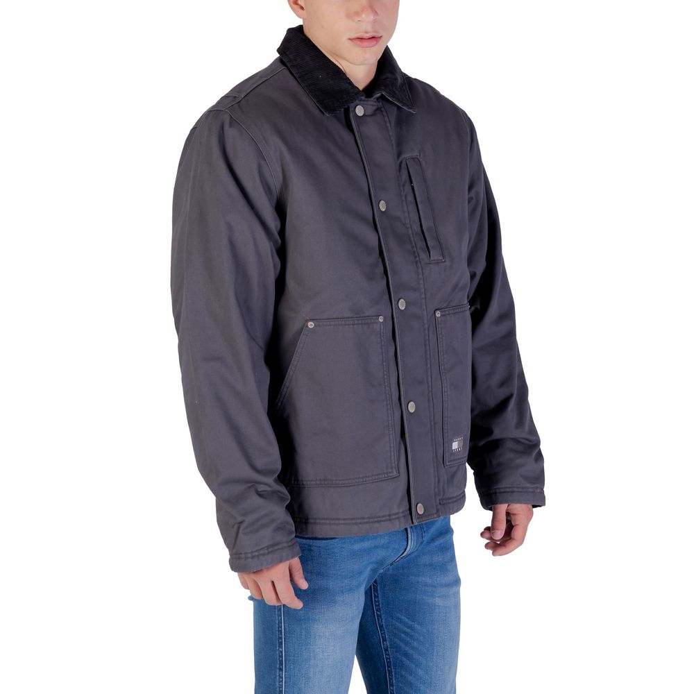 Jeans Tommy Hilfiger en coton recyclé gris avec veste en denim, détails visibles, style décontracté et moderne.