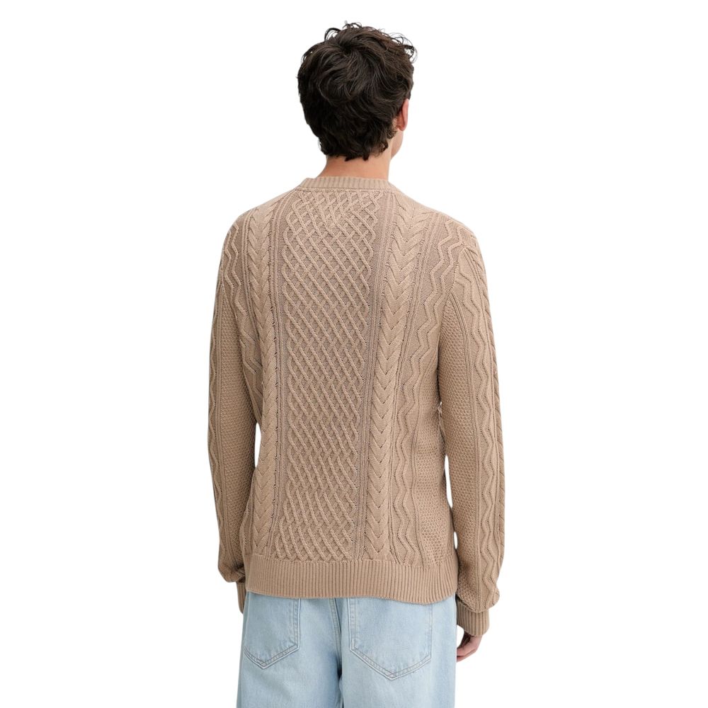 Jean beige Tommy Hilfiger Jeans en coton recyclé avec sweat-shirt, visible détail de la texture et coupe décontractée.