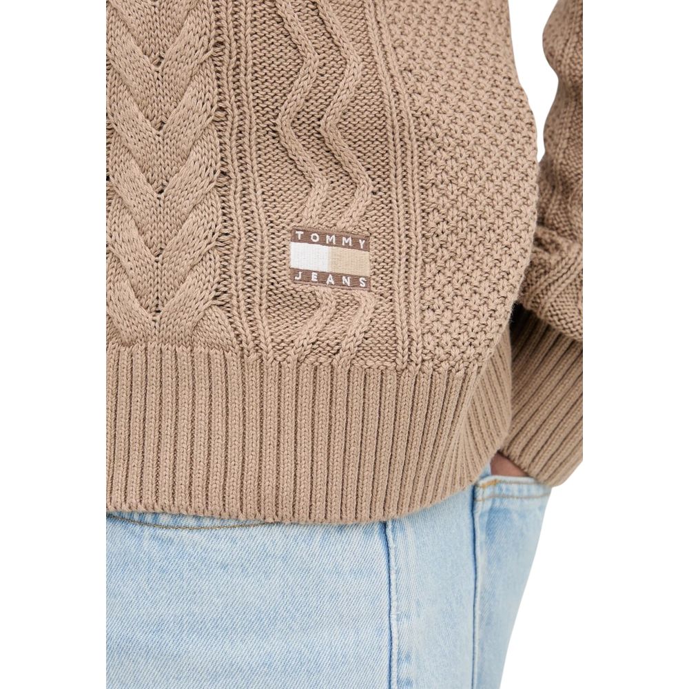 Jean beige Tommy Hilfiger avec sweat-shirt en coton recyclé, style décontracté et tendance, visible en détail.