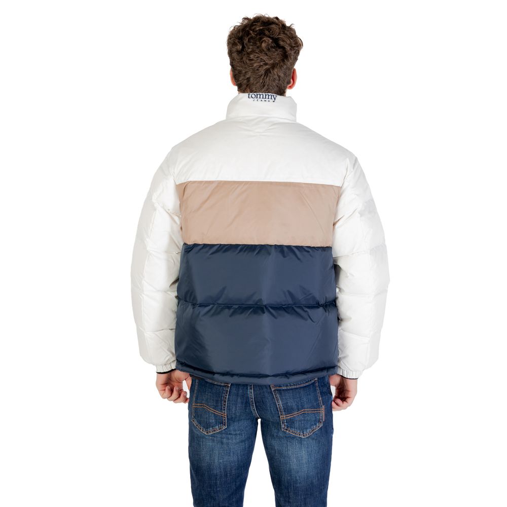 Jeans Tommy Hilfiger en polyester recyclé de couleur crème, style bomber avec détails modernes.