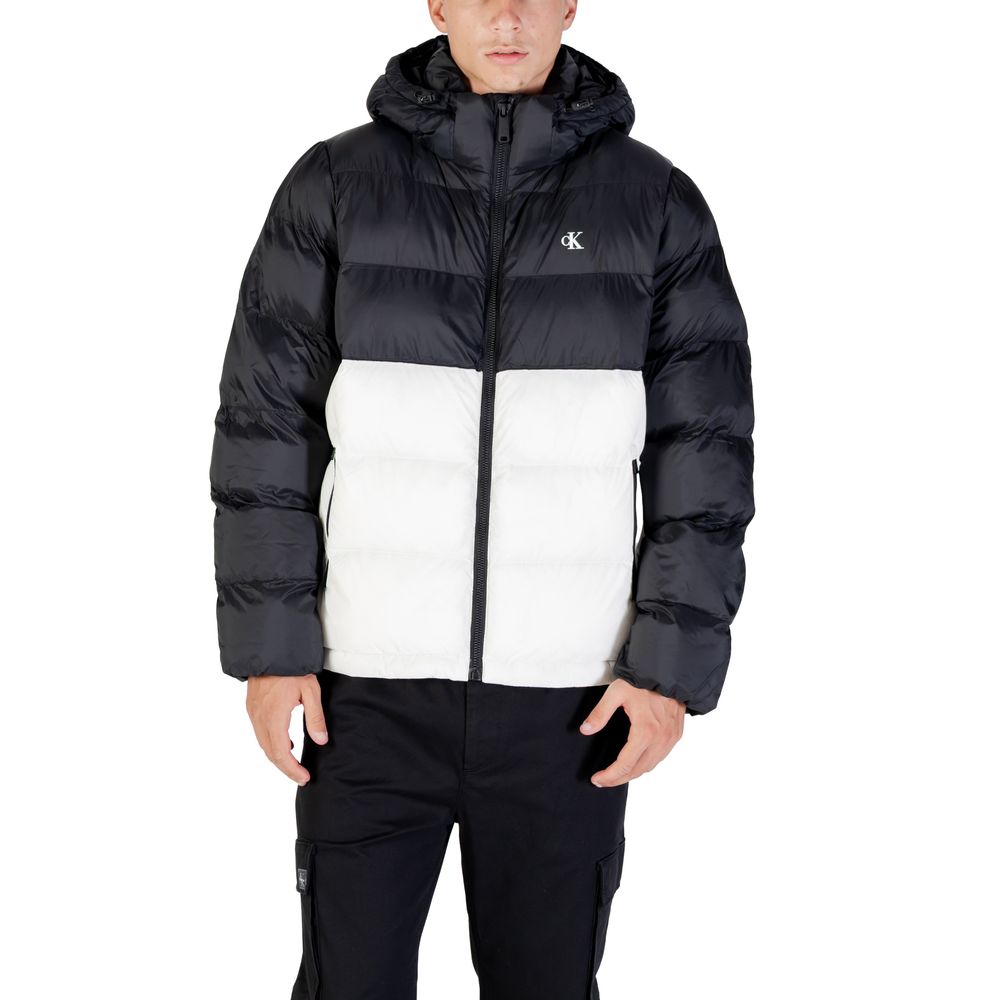 Manteau en polyamide beige de Calvin Klein Jeans, coupe élégante, présenté sur un mannequin.
