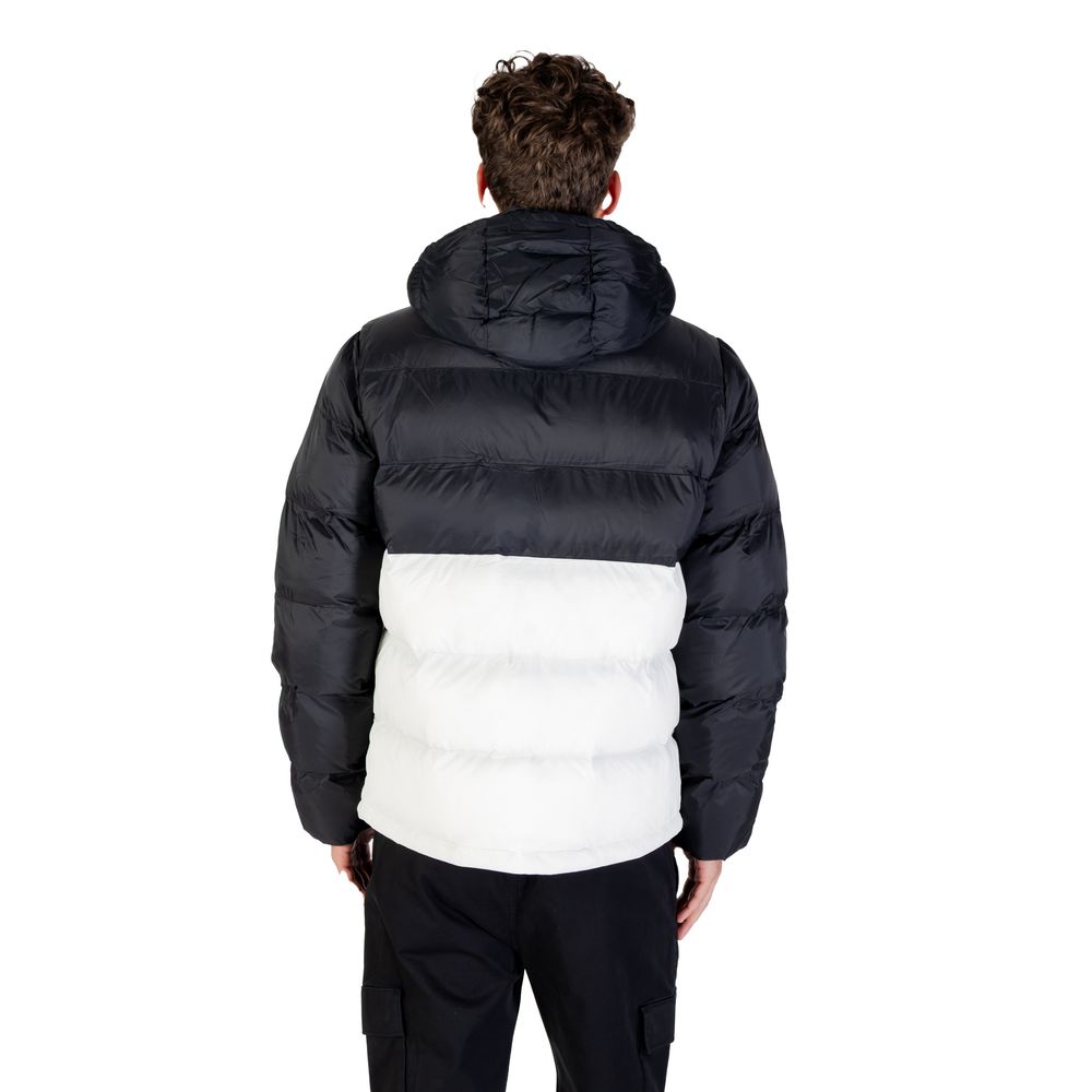 Manteau en polyamide beige de Calvin Klein Jeans, coupe élégante et moderne, porté sur un mannequin.