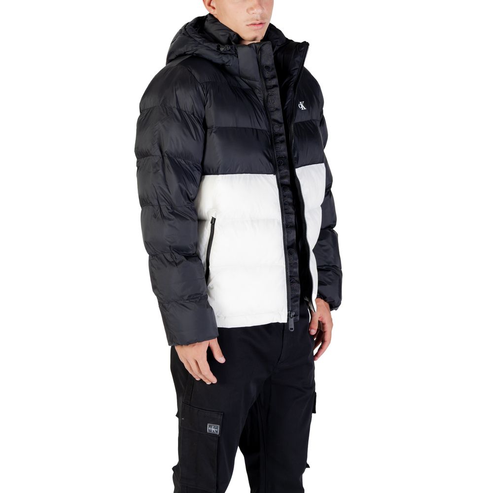 Manteau en polyamide beige de Calvin Klein Jeans, coupe élégante et moderne, visible avec fermeture éclair et col haut.