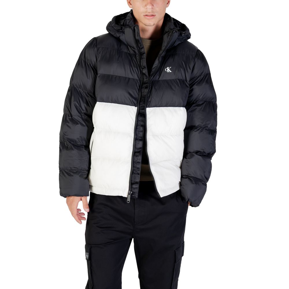 Manteau en polyamide crème de Calvin Klein Jeans, coupe élégante, avec capuche et fermeture éclair visible.