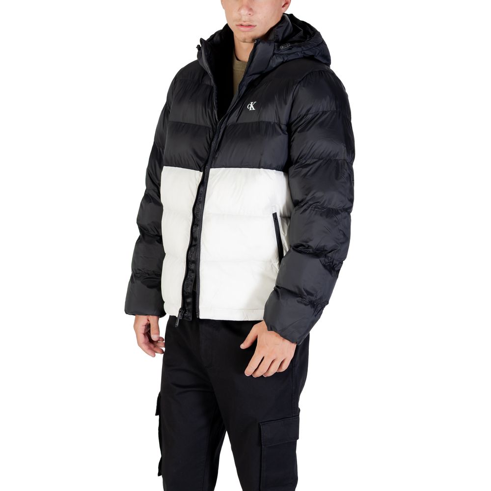 Manteau en polyamide beige de Calvin Klein Jeans, coupe élégante, avec capuche et fermeture éclair visible sur l'image.