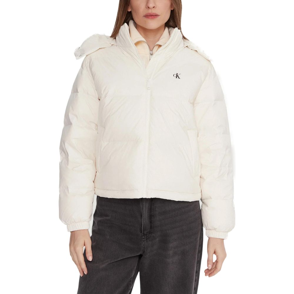Manteau en polyamide crème de la marque Calvin Klein Jeans, avec fermeture éclair et col haut, porté sur un mannequin.