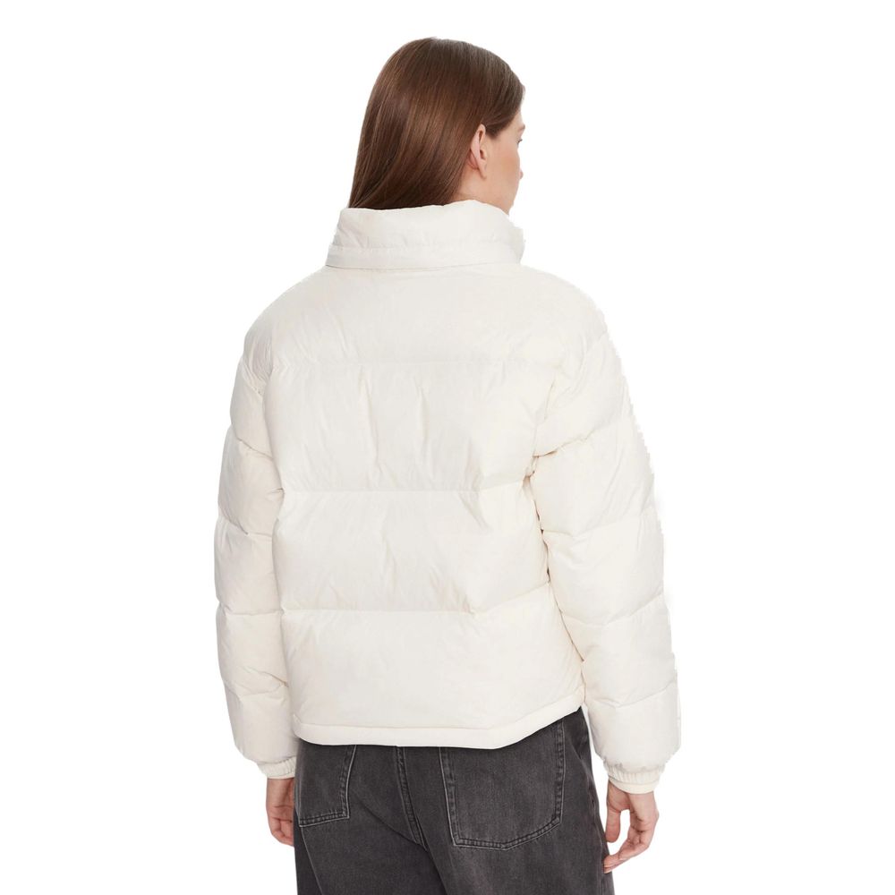 Manteau en polyamide couleur crème de Calvin Klein Jeans, coupe élégante et moderne, visible avec détails de couture et fermeture éclair.
