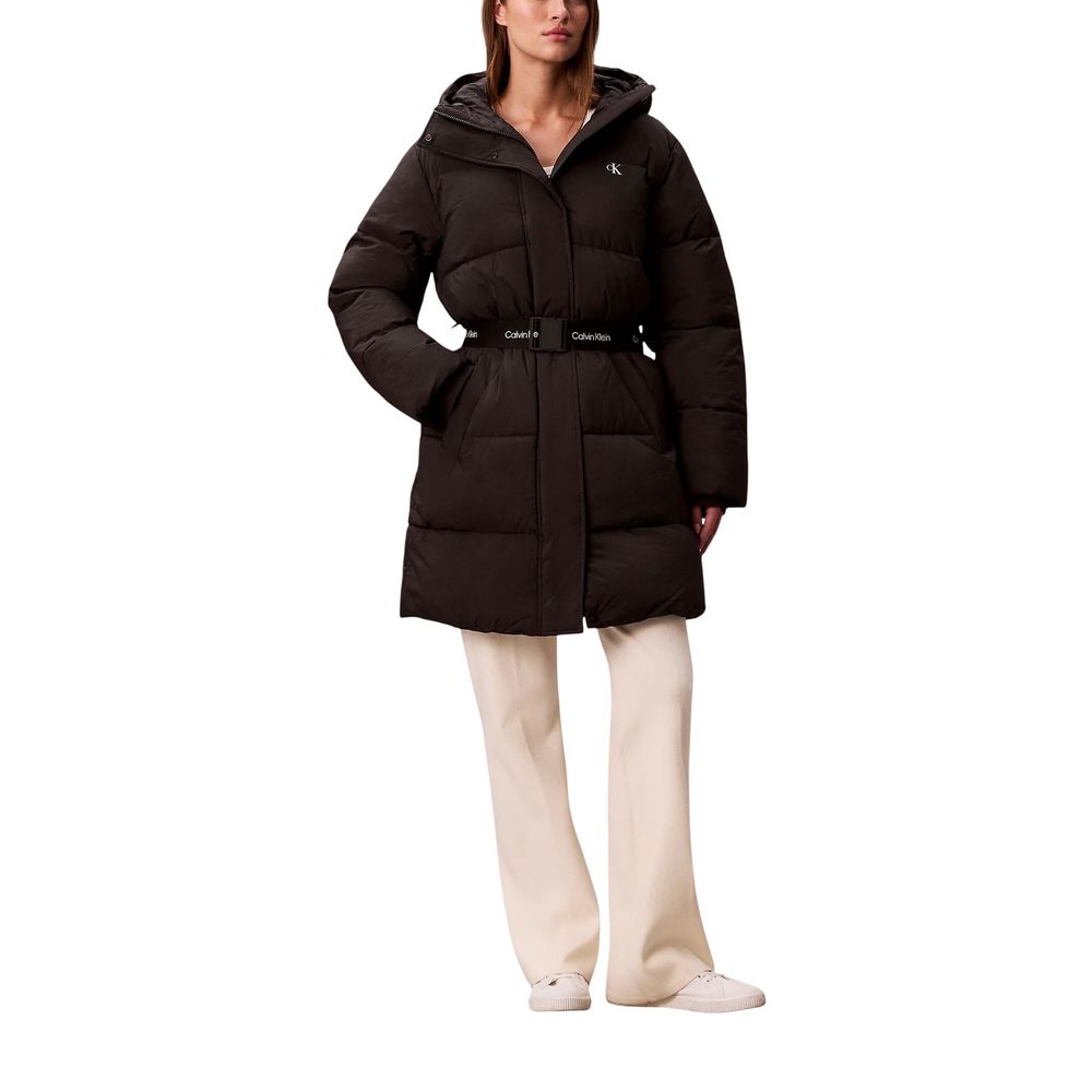 Manteau noir en polyamide de Calvin Klein Jeans, coupe élégante, avec fermeture éclair et col haut, porté sur un mannequin.