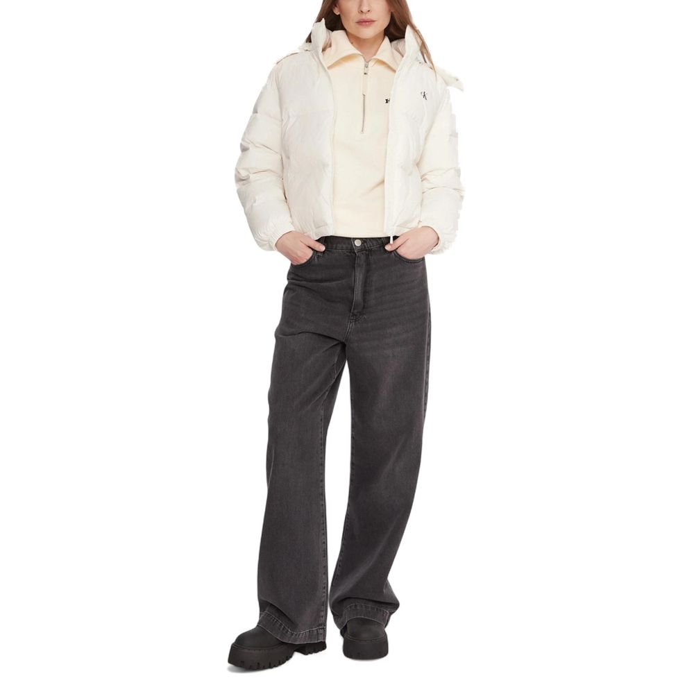 Manteau en polyamide beige de Calvin Klein Jeans, coupe élégante et moderne, visible sur l'image.