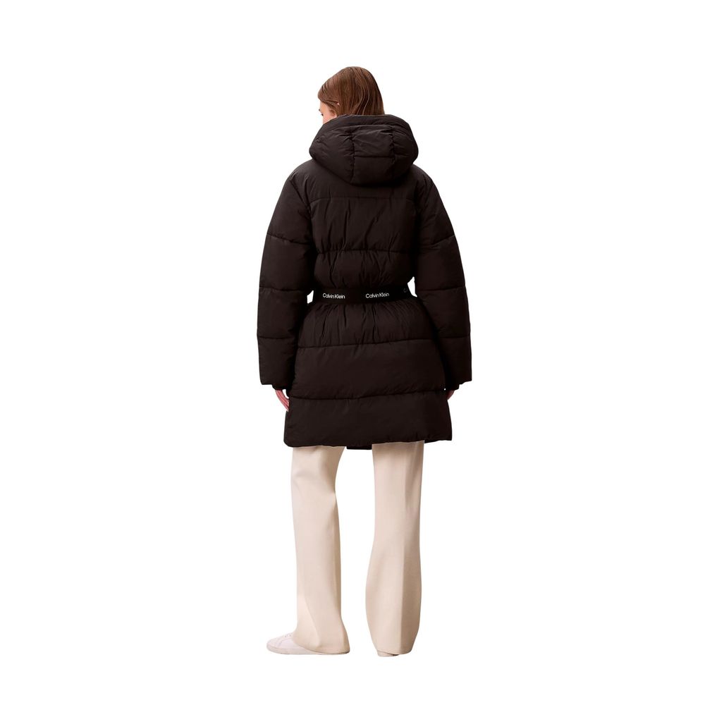 Manteau noir en polyamide de Calvin Klein Jeans, coupe élégante, avec fermeture éclair et col haut, porté sur un mannequin.