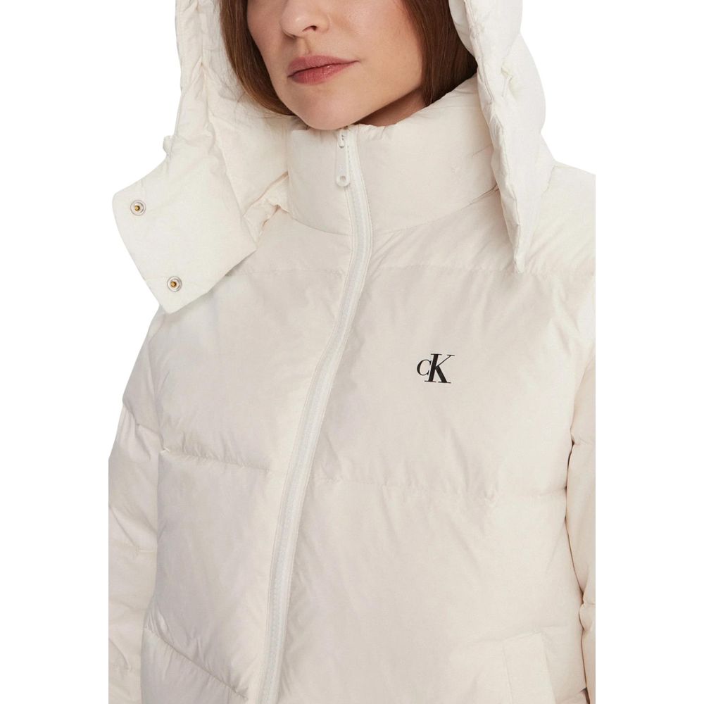 Manteau en polyamide crème de Calvin Klein Jeans, coupe élégante et moderne, affiché sur un mannequin.
