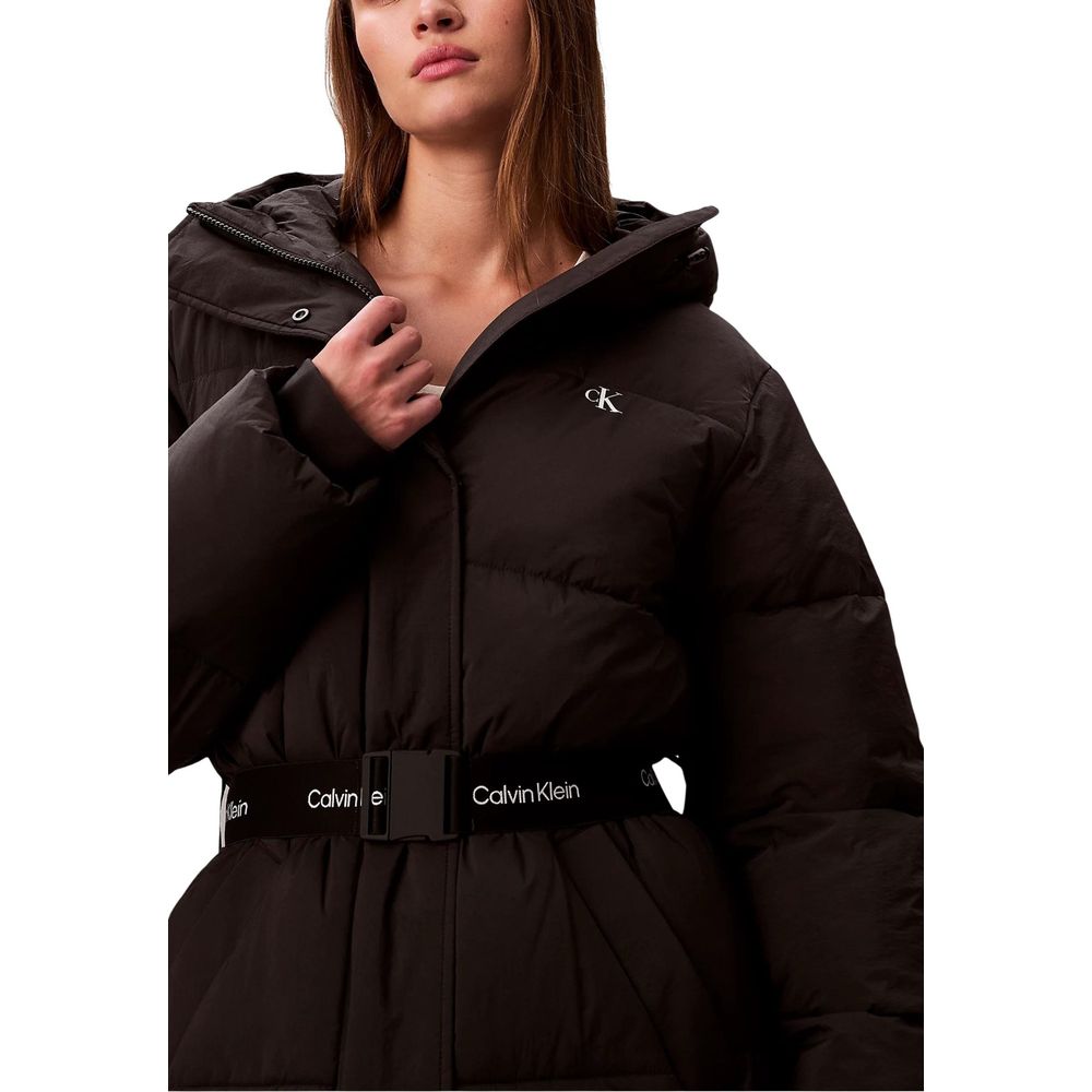 Manteau noir en polyamide de Calvin Klein Jeans, vue de face, avec col haut et poches latérales.