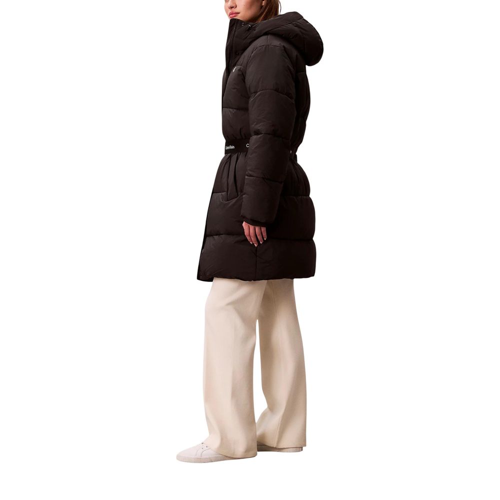 Manteau noir en polyamide de la marque Calvin Klein Jeans, plié sur un fond neutre, mettant en valeur la texture du tissu.