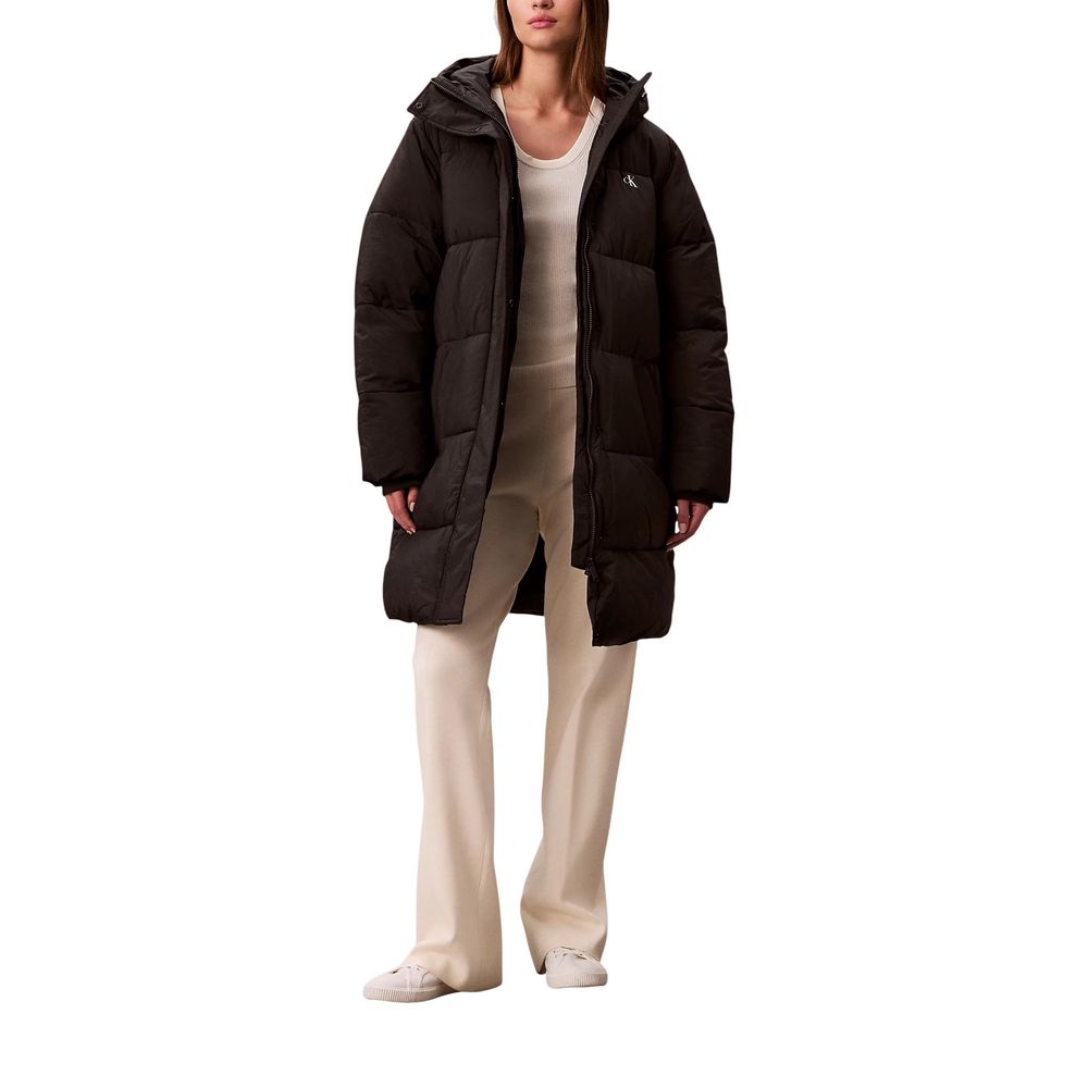 Manteau noir en polyamide de Calvin Klein Jeans, vue de face, avec col et fermeture éclair visible.