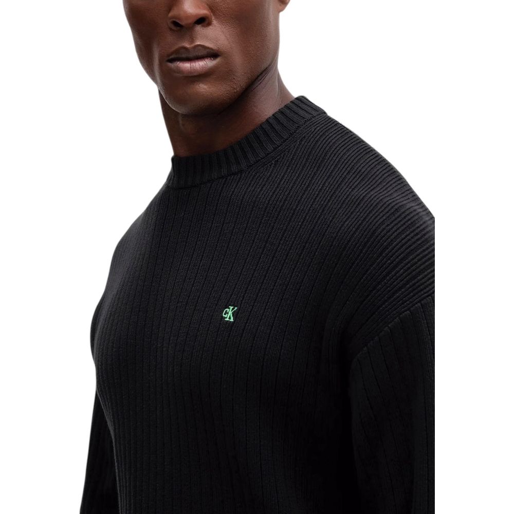Sweat-shirt noir en coton de Calvin Klein Jeans, coupe décontractée, avec logo discret sur la poitrine.