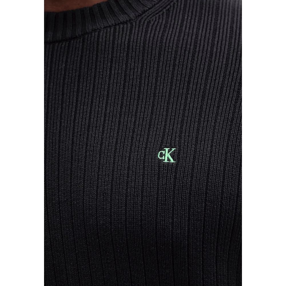 Sweatshirt en coton noir de Calvin Klein Jeans, style décontracté avec logo discret, porté en vue rapprochée.