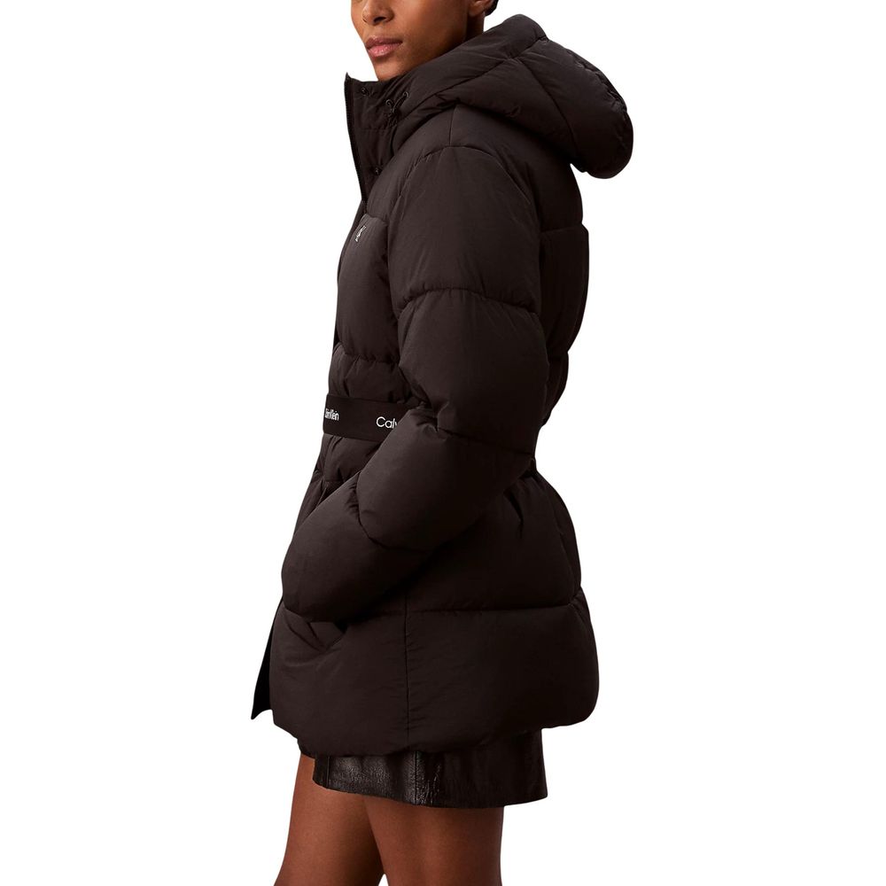 Manteau noir en polyamide de Calvin Klein Jeans, coupe élégante et moderne, visible avec fermeture éclair et col montant.