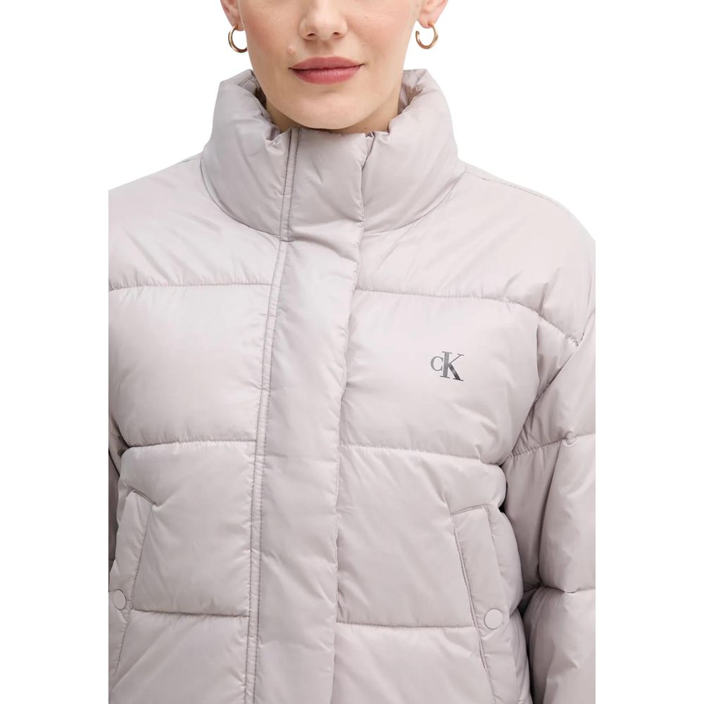 Veste en polyamide violette de Calvin Klein Jeans, style élégant, avec fermeture éclair et détails modernes.