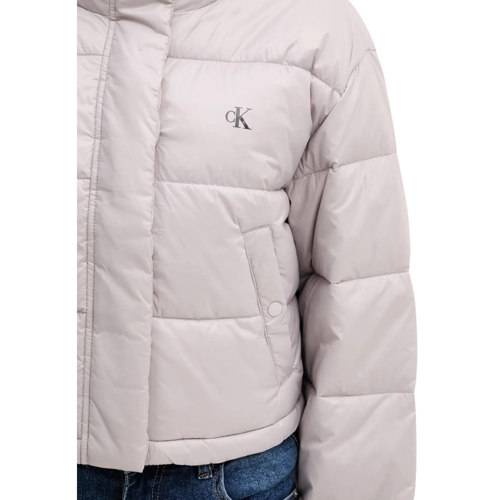 Veste en polyamide violette de Calvin Klein Jeans, coupe moderne, avec détails de design, vue de face sur un fond neutre.